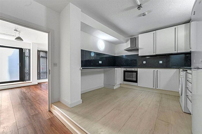 2 Bedroom Flat To Rent In Barnet Grove, Bethnal Green, London, E2