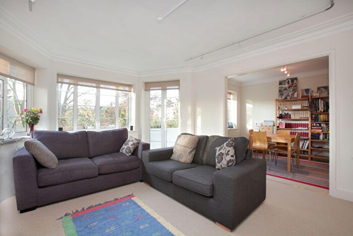 2 Bedroom Flat To Rent In Chester Close, Richmond, TW10