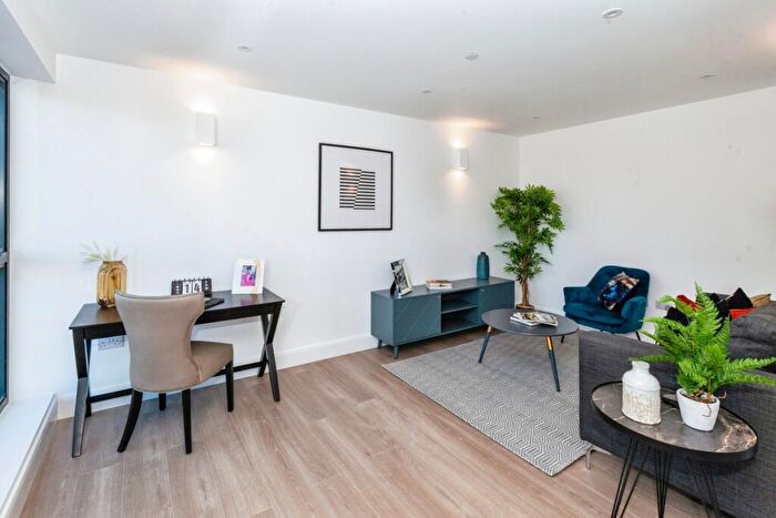 2 Bedroom Flat To Rent In High Street Slough, SL1