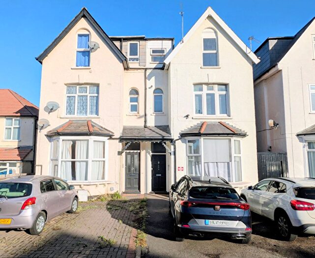 2 Bedroom Flat For Sale In Queens Road, London, SW19