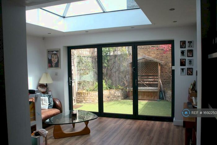 2 Bedroom Flat To Rent In Plaistow, London, E13