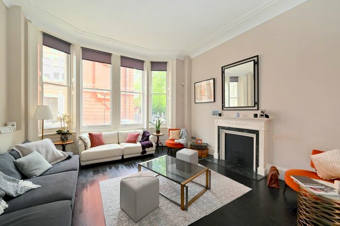 3 Bedroom Flat To Rent In Cadogan Square, Knightsbridge, SW1X