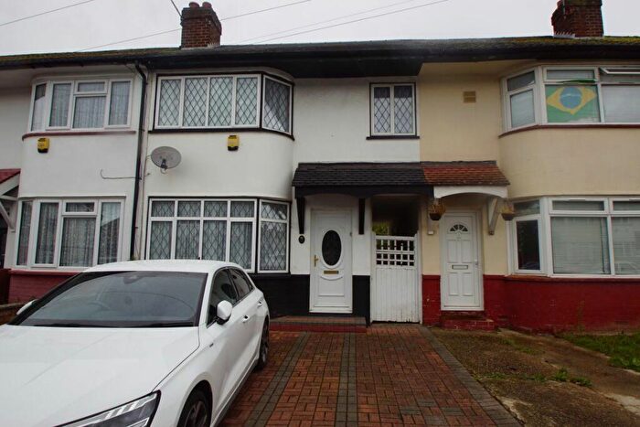 2 Bedroom House To Rent In Bower Way, SL1