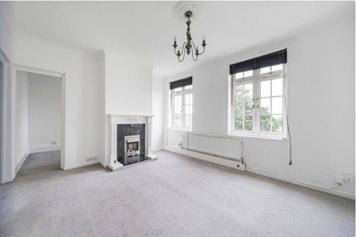 2 Bedroom Flat To Rent In Merlin Gardens, Bromley, BR1