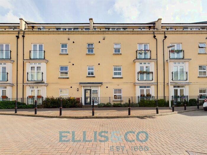 2 Bedroom Flat To Rent In Taylor Close, Tonbridge, Kent, TN9