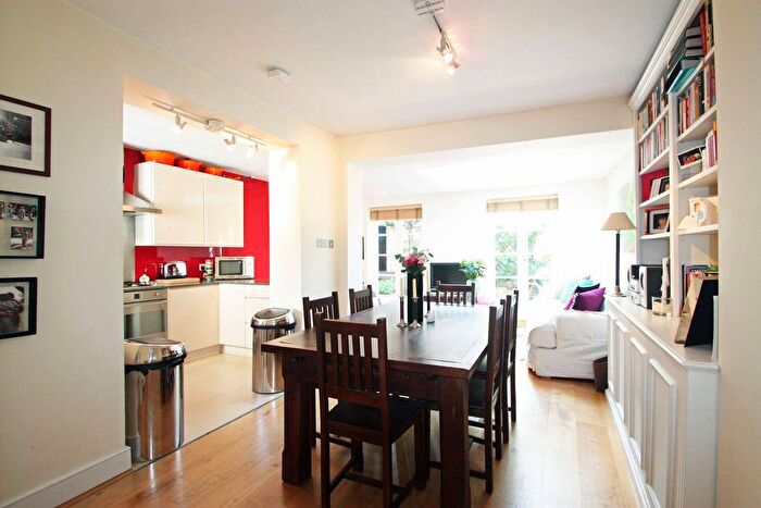 2 Bedroom Flat To Rent In Kyrle Road, Between The Commons, London, SW11