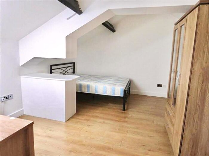 2 Bedroom Apartment To Rent In Common Road, Huddersfield, HD1