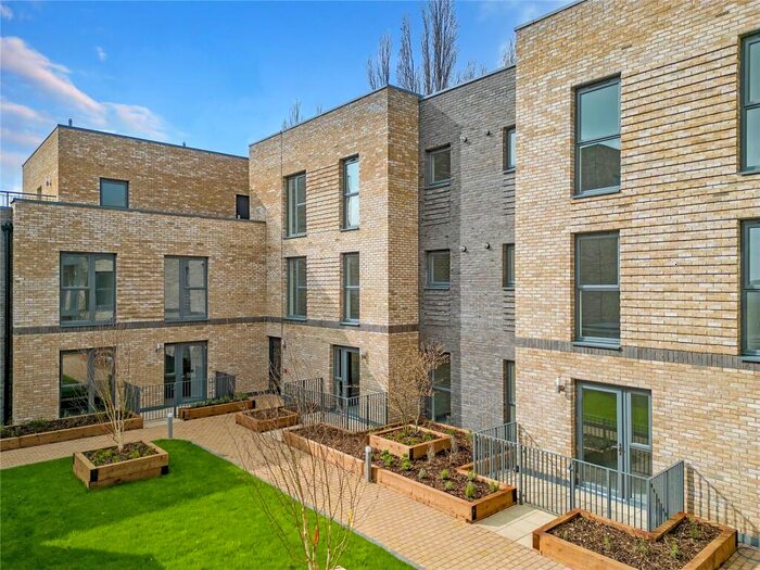 2 Bedroom Apartment To Rent In Luctons Close, Loughton, Essex, IG10