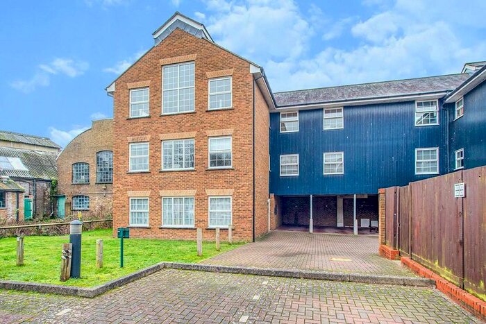 2 Bedroom Flat To Rent In Fourdrinier Way, Hemel Hempstead, Hertfordshire HP3