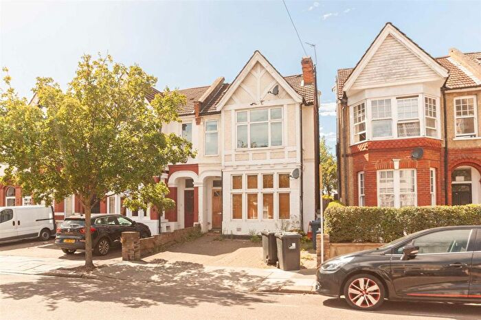 3 Bedroom Flat To Rent In Chatsworth Gardens, London, W3
