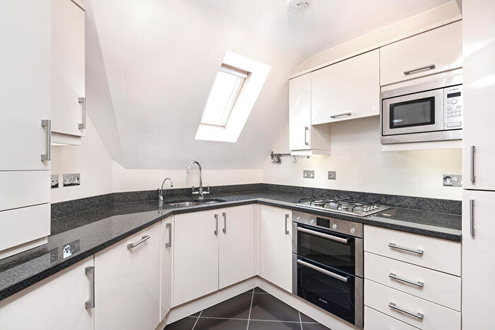 2 Bedroom Flat To Rent In Station Road, Shortlands, BR2