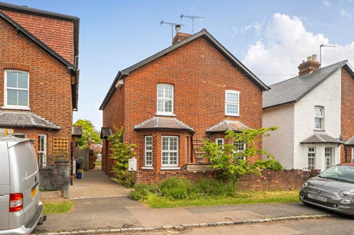 3 Bedroom Semi-Detached House For Sale In Almond Road, Burnham, SL1