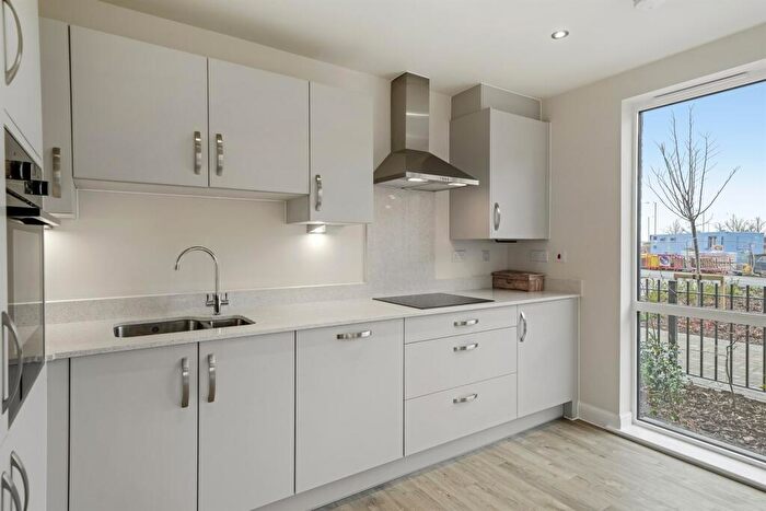 2 Bedroom Flat To Rent In Bedroom Property In Osprey Drive, Trumpington, CB2