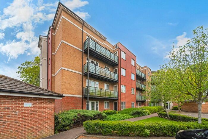 2 Bedroom Flat To Rent In The Parklands, Dunstable, Bedfordshire, LU5