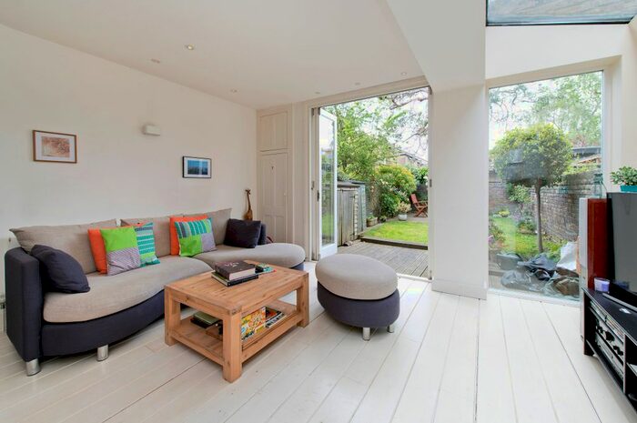 2 Bedroom Flat To Rent In Oxford Gardens, North Kensington, London, W10