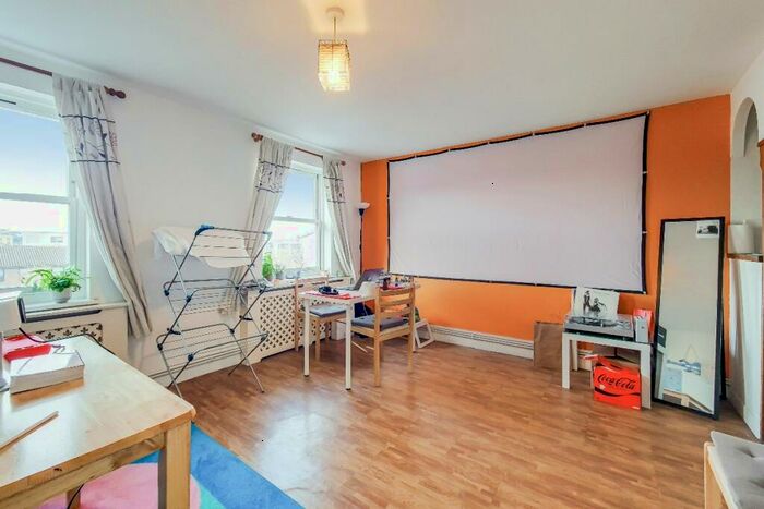2 Bedroom Flat To Rent In Crofters Way, Camden, NW1