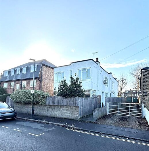 2 Bedroom Flat To Rent In Second Cross Road, Twickenham, TW2