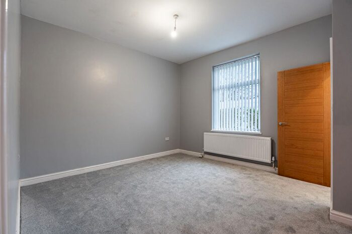 3 Bedroom End Of Terrace House For Sale In Dewsbury Gate Road, Dewsbury, WF13