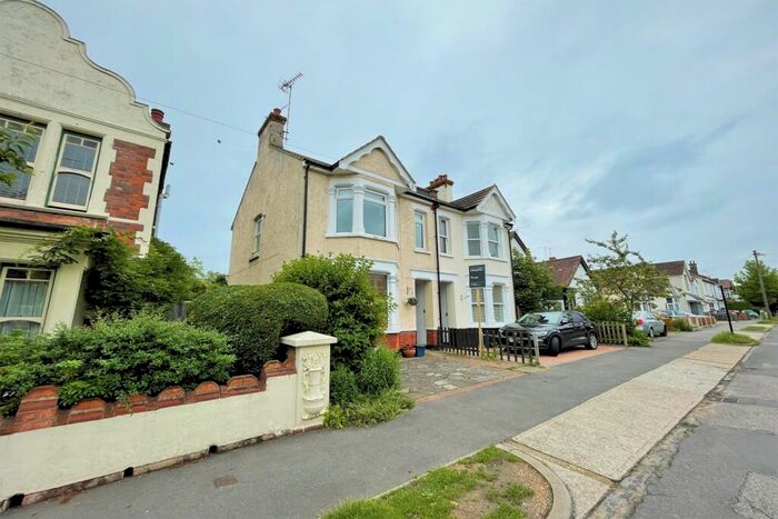 1 Bedroom Flat To Rent In Fernleigh Drive, Leigh-on-Sea, SS9