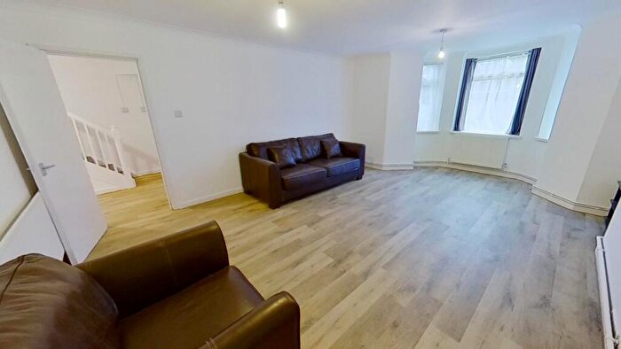 2 Bedroom Flat To Rent In Waterden Road, Guildford, GU1