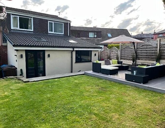 4 Bedroom Semi-Detached House For Sale In Cross Street, Springhead, Oldham, OL4