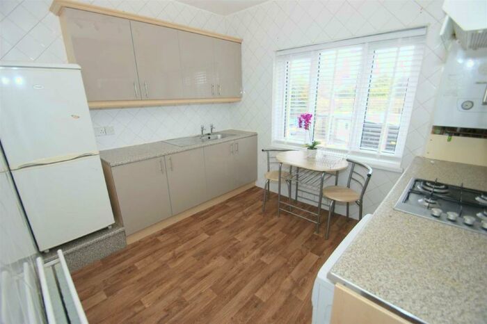 2 Bedroom Flat To Rent In King Lane, Alwoodley, Leeds, LS17