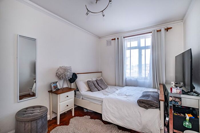 3 Bedroom Flat To Rent In Keswick Road, London, SW15
