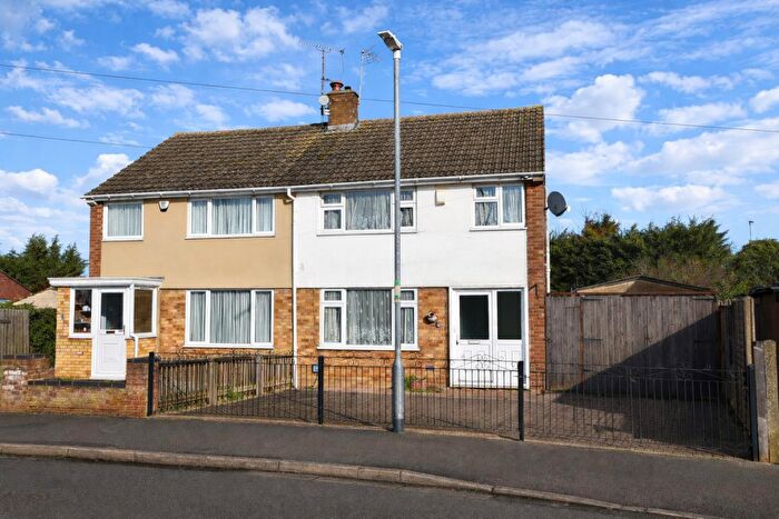 3 Bedroom Semi Detached House For Sale In Russell Way, Leighton Buzzard, LU7