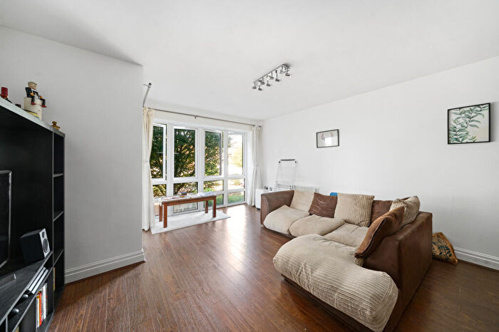 3 Bedroom Apartment For Sale In St. Davids Square, London, E14