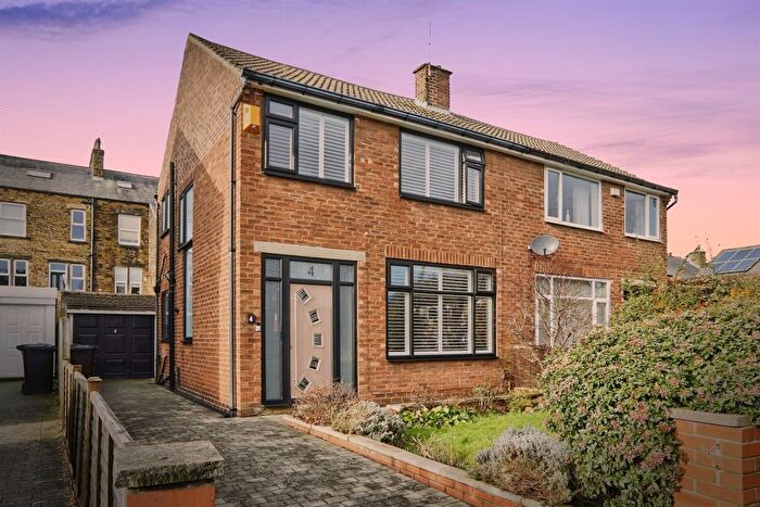 3 Bedroom Semi Detached House For Sale In Arncliffe Garth, Farsley, Pudsey, LS28