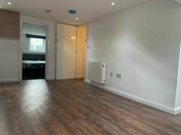 1 Bedroom Flat To Rent In Hillside, Slough, SL1