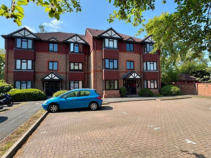 1 Bedroom Apartment For Sale In Chestnut Close, Fleet, GU51