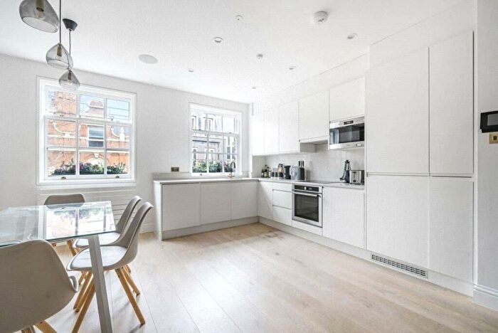 3 Bedroom Flat To Rent In Windmill Street, Marylebone, London, W1T
