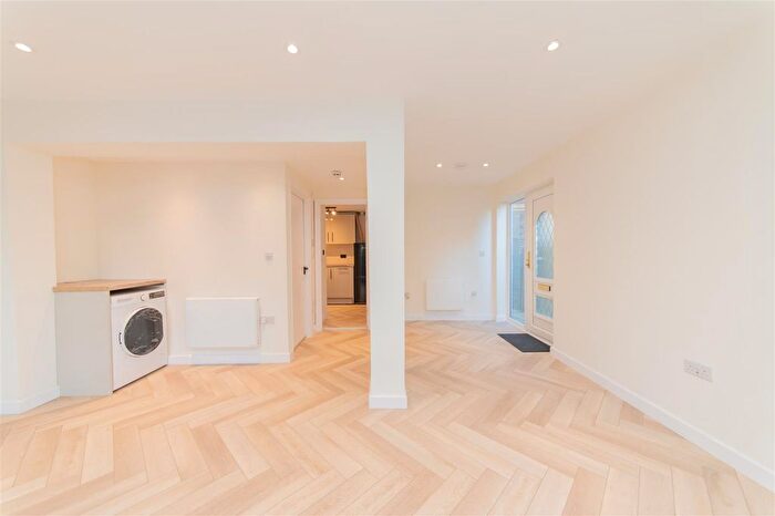 Studio To Rent In Dollis Road, London, N3
