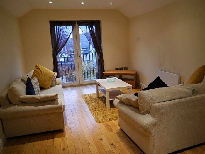 2 Bedroom Flat To Rent In Roundhay Court, Roundhay, Leeds, LS8