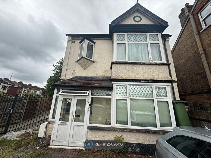 Studio To Rent In Park Road, London, SE25