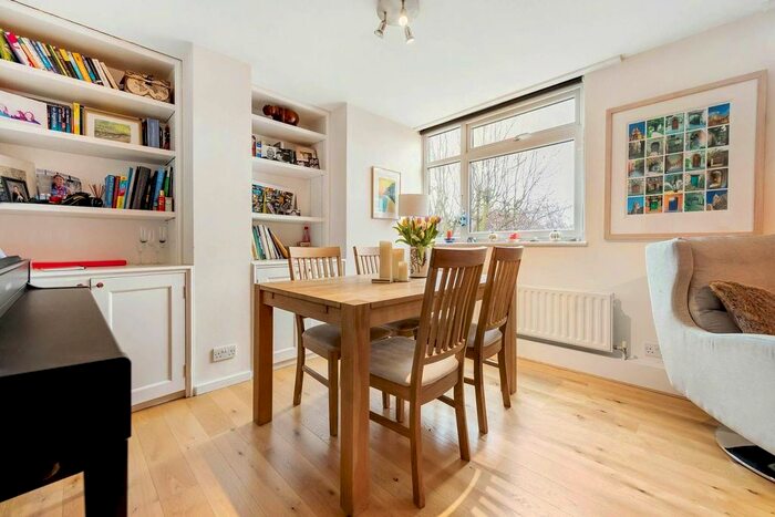 2 Bedroom Flat To Rent In Carminia Road, Balham, London, SW17