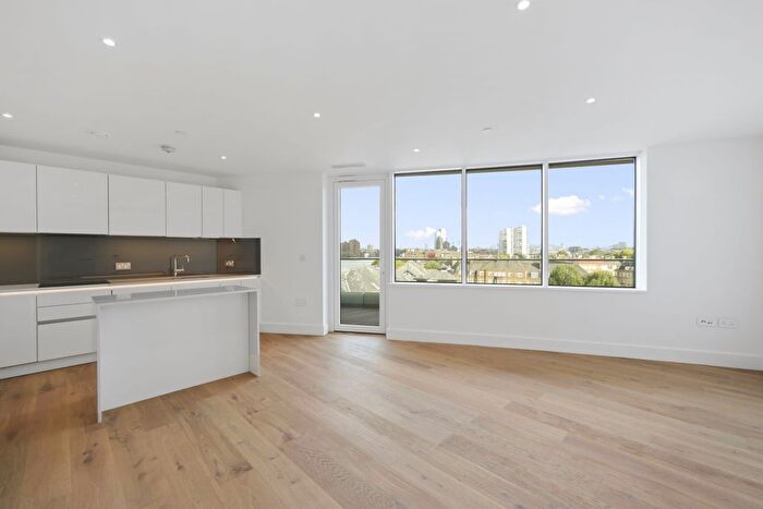 2 Bedroom Flat To Rent In Lombard Road, London, SW11