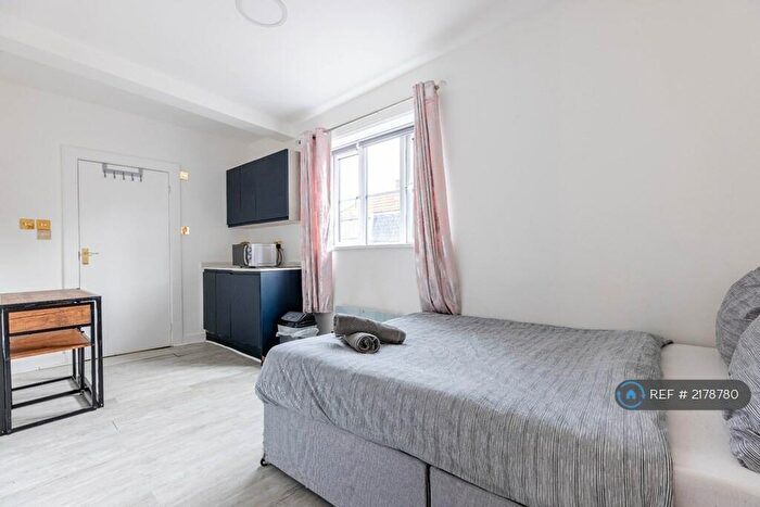 Studio To Rent In Brick Lane, London, E1