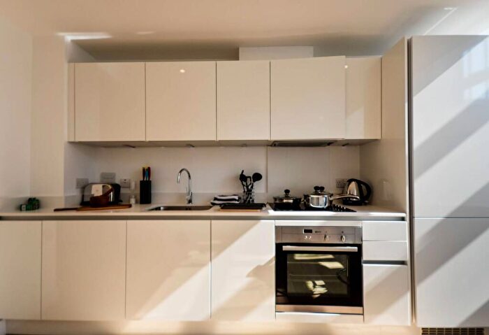 1 Bedroom Flat To Rent In Severn Court, Limehouse, London, E14