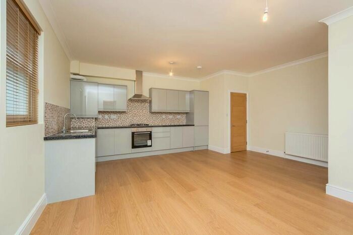3 Bedroom Flat To Rent In New Wanstead, Snaresbrook, E11