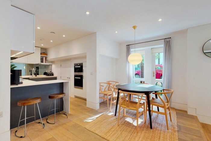 2 Bedroom Flat To Rent In Basing Street, London, W11