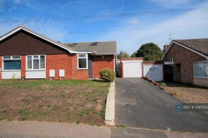3 Bedroom Bungalow To Rent In Roman Way, Earley, Reading, RG6