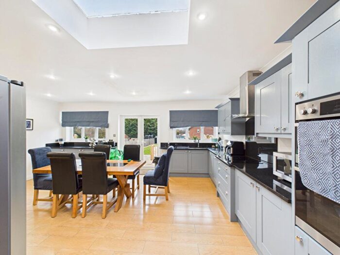 4 Bedroom Detached House For Sale In Bath Road, Calcot, Reading, RG31 - Photo 3