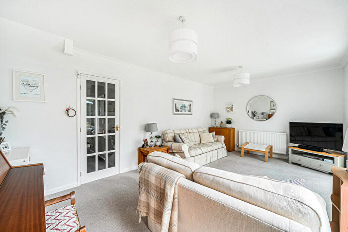 4 Bedroom Link Detached House For Sale In Treeside Drive, Farnham, GU9