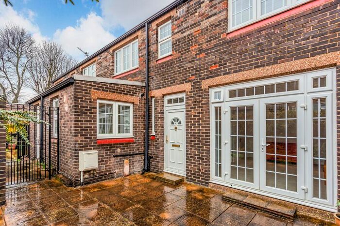 3 Bedroom Flat To Rent In Steen Way, SE22