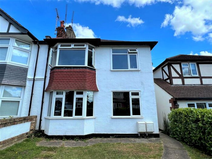 2 Bedroom Apartment To Rent In Kingswood Chase, Leigh-On-Sea, SS9