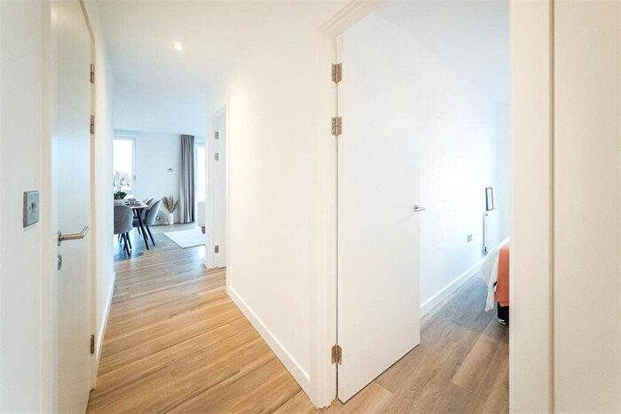 2 Bedroom Flat To Rent In Artillery Ln, London, E1