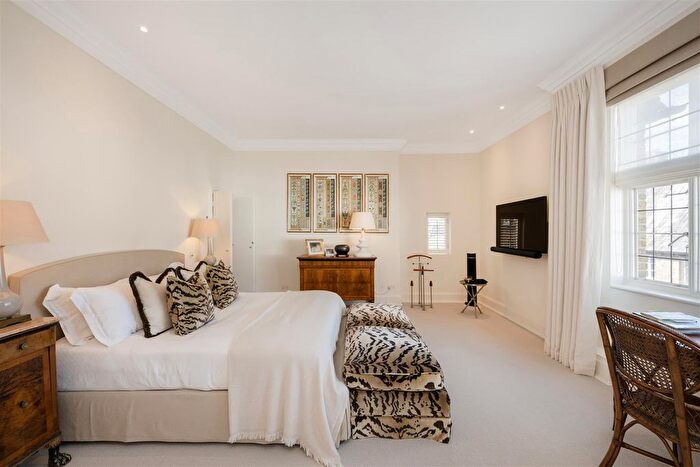 2 Bedroom Flat For Sale In Walton Street, Knightsbridge, SW3