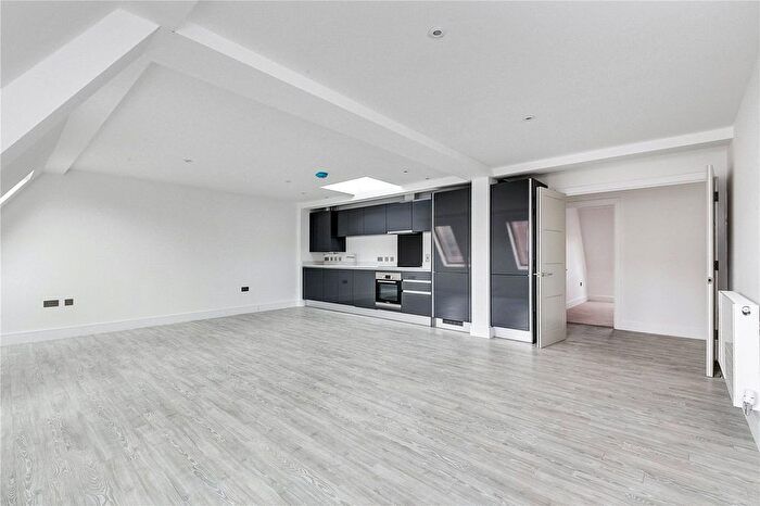 3 Bedroom Flat To Rent In Munster Road, Munster Village, SW6